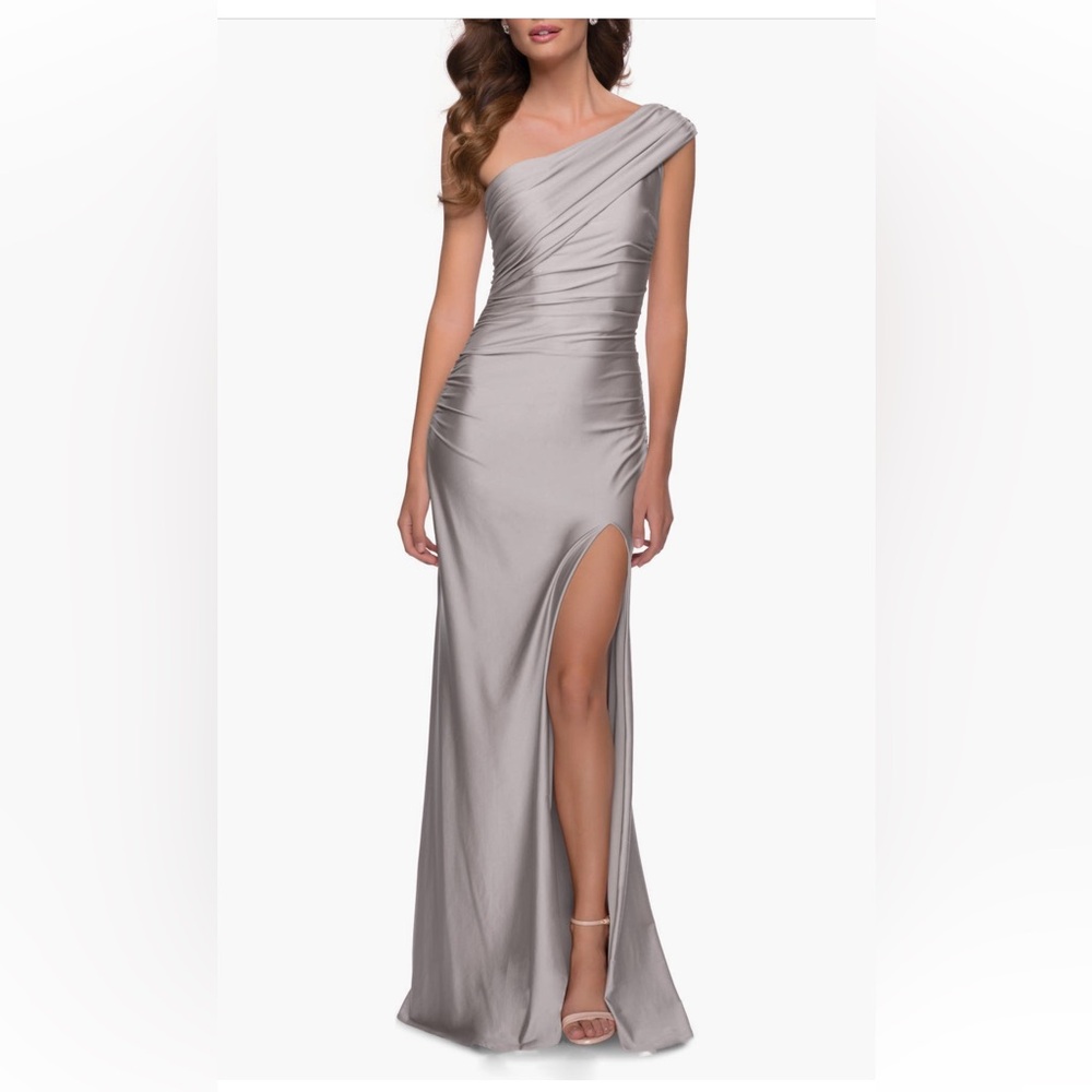 LA FEMME - NWT 00 - Elegant One-Shoulder Silver Gown